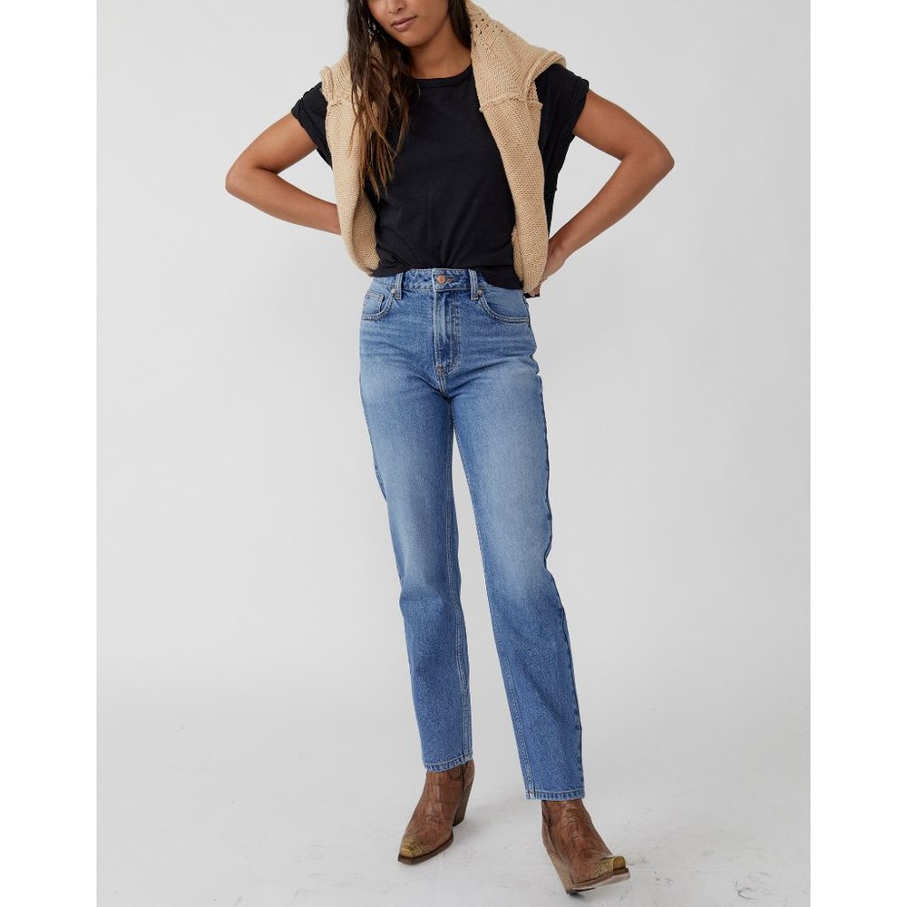 🎉LAST CHANCE🎉 FREE PEOPLE Pacifica Straight Leg Jeans / Mid Blue - Picture 2 of 7